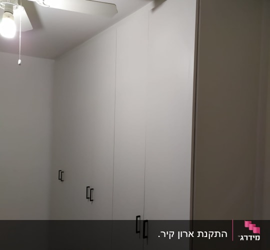 ארון בגדים לבן עם ידיות שחורות